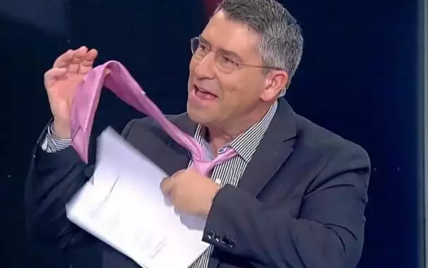 Άκης Παυλόπουλος: Γιατί πέταξε τη γραβάτα του την ώρα της εκπομπής;
