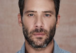 Αντίνοος Αλμπάνης στο in: «Δεν έχω φανταστεί τον εαυτό μου να γερνά μόνος του»