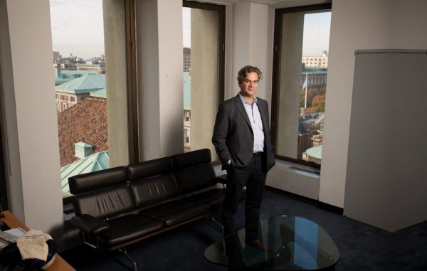 Alexander Cooley: Η Μόσχα παρακολουθεί στενά τις εκλογές στις ΗΠΑ