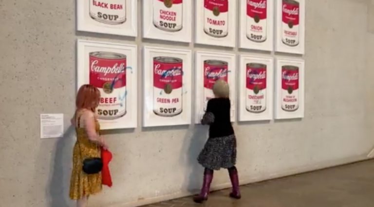 Ακτιβιστές για το κλίμα «ξαναχτυπούν»: Βανδάλισαν έργο του Άντι Γουόρχολ