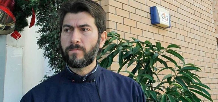 Αποκάλυψη: Τραπεζικός λογαριασμός με χιλιάδες ευρώ στο όνομα του πατέρα Αντωνίου και της πρεσβυτέρας