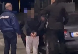 Παλαιό Φάληρο: Η στιγμή που η αλβανική αστυνομία παραδίδει τον βιαστή με το τατουάζ στις ελληνικές αρχές