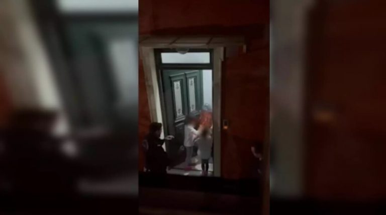 ΕΛ.ΑΣ: Αστυνομικοί έκαναν έκπληξη σε κοριτσάκι για τα γενέθλιά του