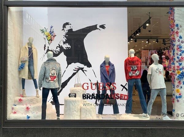 Banksy: Κατηγορεί την Guess για κλοπή – «Πήραν τα έργα μου χωρίς άδεια»