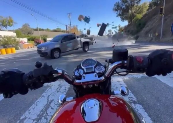 ΗΠΑ: Τρομακτικό βίντεο δείχνει αυτοκίνητο να «καρφώνεται» πάνω σε οδηγό μηχανής