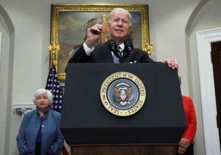 Μπάιντεν: Αυστηρό μήνυμα στους πετρελαϊκούς κολοσσούς με φορολογικές απειλές