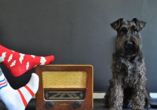 Χαρίζοντας κάλτσες στους άστεγους