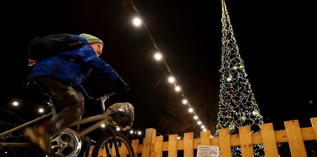 Ουγγαρία: Περαστικοί ποδηλατούν για να φωτίσουν το χριστουγεννιάτικο δέντρο στη Βουδαπέστη