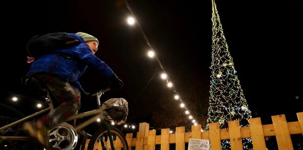 Ουγγαρία: Περαστικοί ποδηλατούν για να φωτίσουν το χριστουγεννιάτικο δέντρο στη Βουδαπέστη