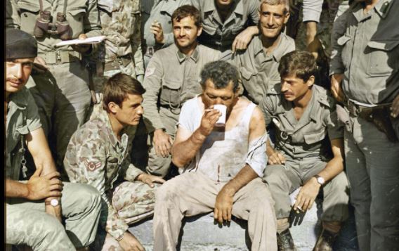 Κύπρος: Το τελευταίο τσιγάρο αιχμαλώτου μετά την τουρκική εισβολή – Η φωτογραφία με τους Τούρκους