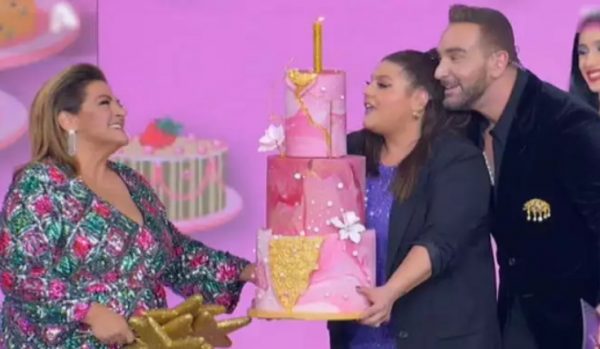 J2US: Η Βίκυ Σταυροπούλου έχει γενέθλια και η Δανάη Μπάρκα της έκανε την πιο όμορφη έκπληξη