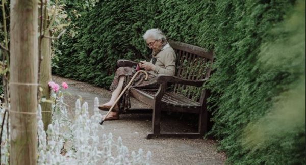 Η νέα απομόνωση: Πώς η διαδικτυακή επανάσταση απέκλεισε τους ηλικιωμένους μας