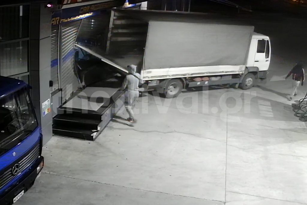 Θεσσαλονίκη: Διέρρηξαν με φορτηγό την είσοδο βενζινάδικου