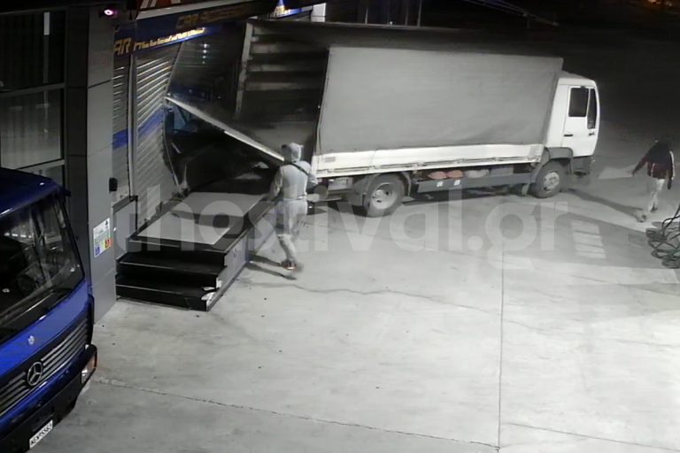 Θεσσαλονίκη: Διέρρηξαν με φορτηγό την είσοδο βενζινάδικου