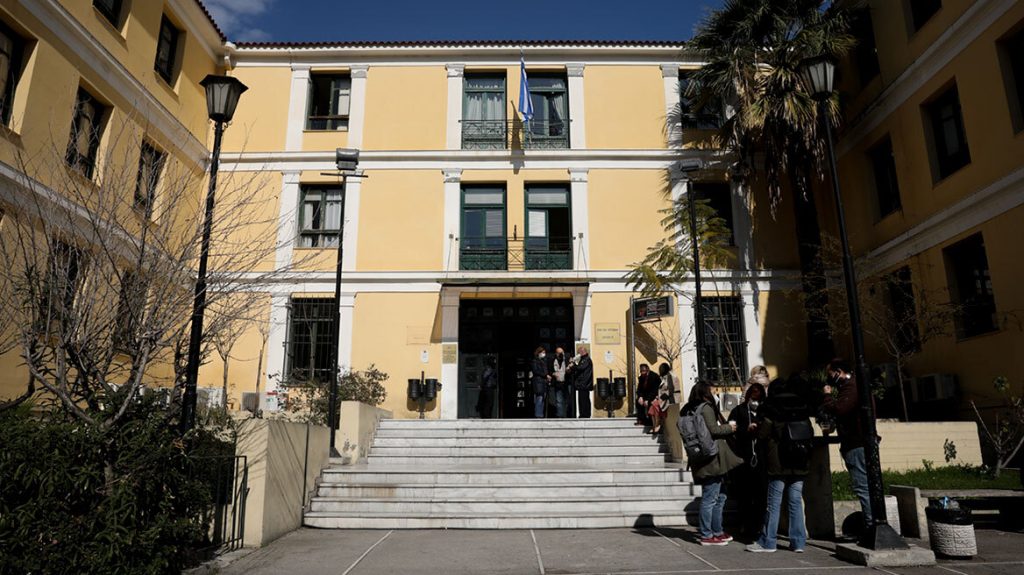 Μάτι: Μετά τις εικόνες ντροπής στη δίκη βρέθηκε λύση για την αίθουσα – Πού θα διεξαχθεί