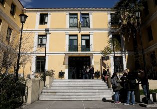 Μάτι: Μετά τις εικόνες ντροπής στη δίκη βρέθηκε λύση για την αίθουσα – Πού θα διεξαχθεί