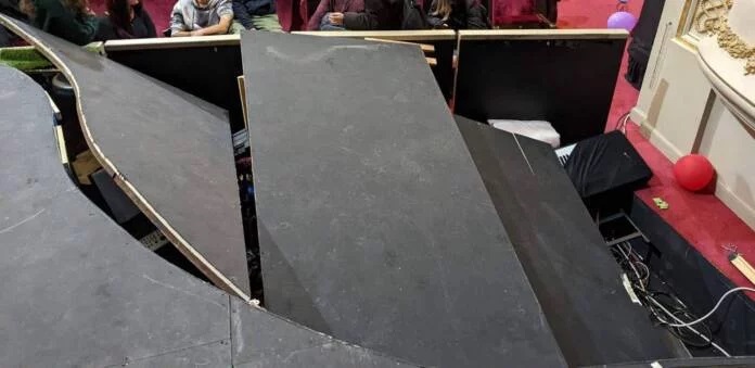 Δημοτικό Θέατρο Πειραιά: Κατέρρευσε μέρος της σκηνής – Τραυματίστηκαν μαθητές που έκαναν πρόβα