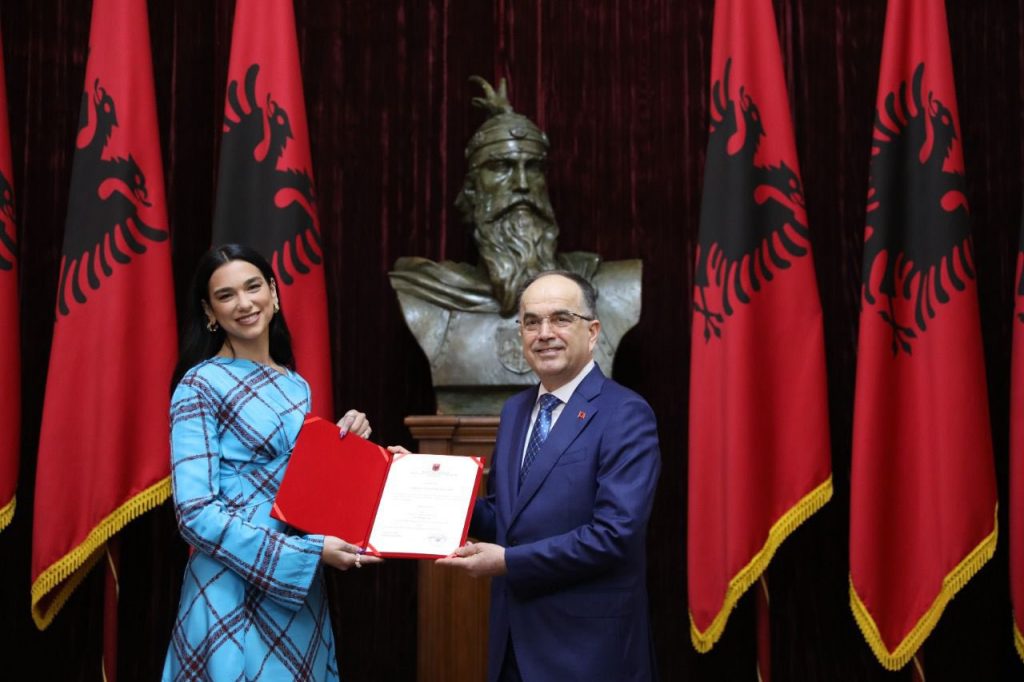 Dua Lipa: Ελαβε την αλβανική υπηκοότητα από τον πρόεδρο της Αλβανίας