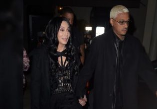 «Φιλιόμαστε σαν έφηβοι»: Η 76χρονη Σερ αποκαλύπτει πως ξεκίνησε η σχέση της με τον 36χρονο AE»