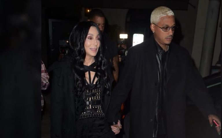 «Φιλιόμαστε σαν έφηβοι»: Η 76χρονη Σερ αποκαλύπτει πως ξεκίνησε η σχέση της με τον 36χρονο AE»