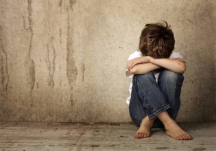 Έρευνα: Από τι κινδυνεύουν τα παιδιά που μεγαλώνουν σε συνθήκες φτώχειας και παραμέλησης
