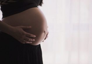 Επιστήμη: Δύο καφέδες τη μέρα στην εγκυμοσύνη μπορεί να οδηγήσουν στη γέννηση πιο κοντού παιδιού