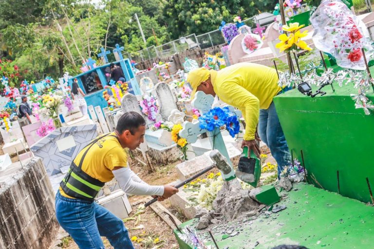 Ελ Σαλβαδόρ: Γιατί η κυβέρνηση καταστρέφει τις επιτύμβιες πλάκες μελών συμμοριών