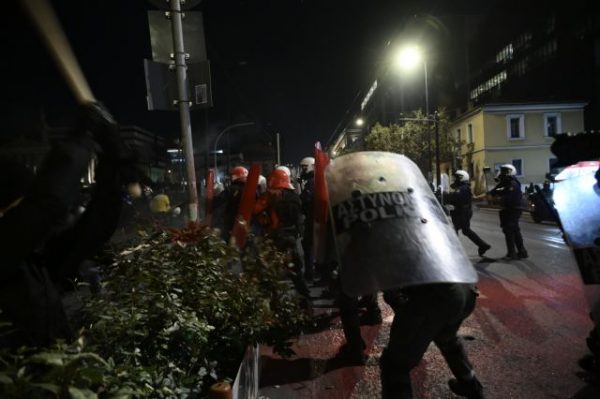 Προπυλαια: 16 συλλήψεις μετά τα επεισόδια – Η ανακοίνωση της ΕΛ.ΑΣ