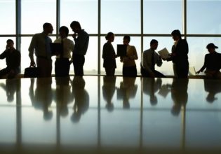 Χατζηδάκης: 7+3 δράσεις που δημιουργούν μια καλύτερη προοπτική για τους νέους