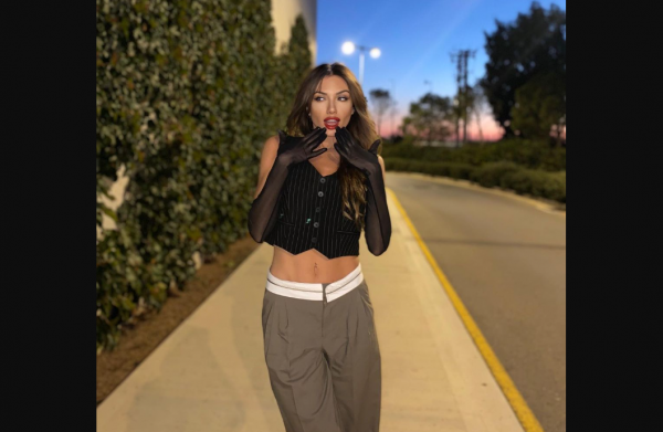 Εστέλ Αμέτη: Από το πάνελ της Τατιάνας Στεφανίδου στη γυμvή φωτογραφία στην πισίνα