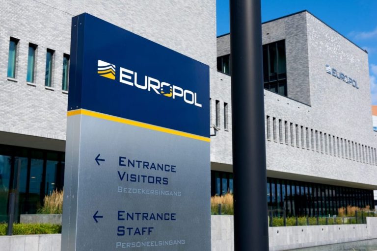 Europol: Συνέλαβε 44 μέλη ενός δικτύου, μεταξύ των πιο επικίνδυνων της ΕΕ