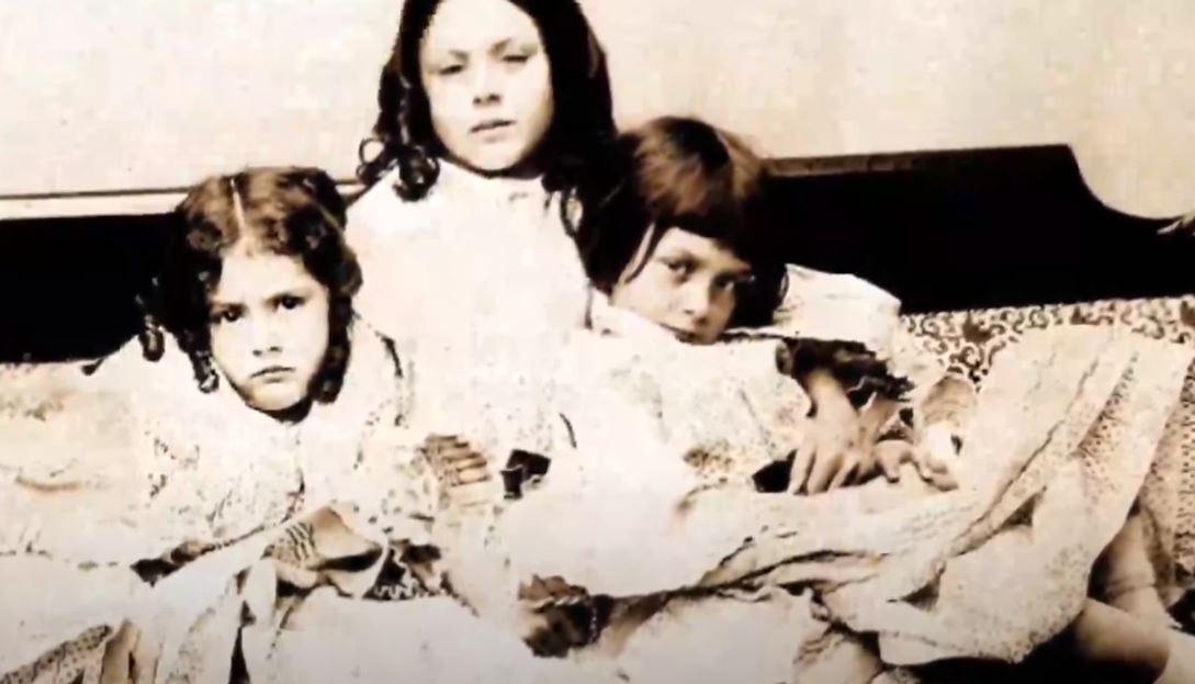 Ήταν ο Λιούις Κάρολ παιδόφιλος; Τι υποδηλώνουν οι φωτογραφίες του