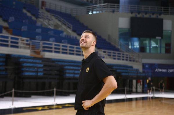 Η ΑΕΚ τιμά τον Γέλοβατς