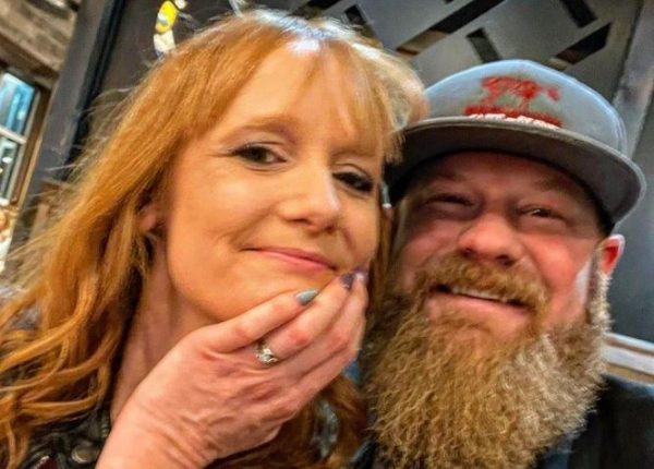 Τραγουδιστής της κάντρι πέθανε σε ηλικία 37 ετών λίγες ώρες μετά τον γάμο του