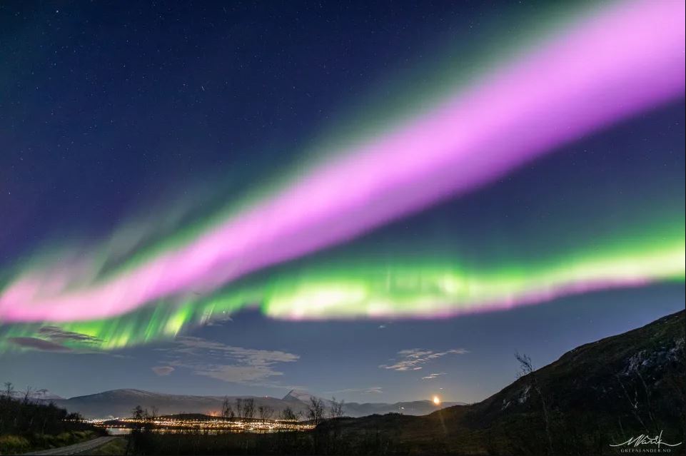 Υπερθέαμα: Ηλιακή καταιγίδα κατακλύζει με neon-ροζ Βόρειο Σέλας τον ουρανό