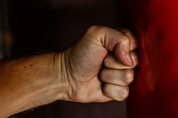 Βόλος: Χειροπέδες σε 50χρονο που απειλούσε την κόρη του – «Δεν θα ζήσεις παλιοκόριτσο»