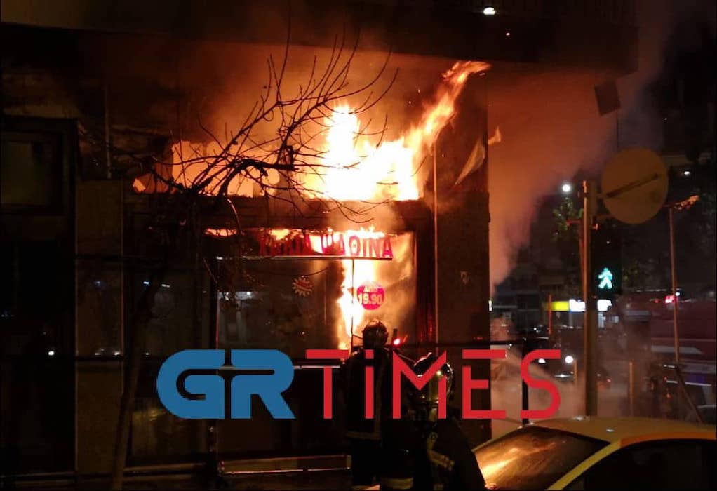 Θεσσαλονίκη: Μεγάλη φωτιά σε κατάστημα - Ζημιές και σε διαμερίσματα της πολυκατοικίας