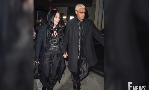 Η Σερ, 76 ετών, κυκλοφορεί χέρι-χέρι με τον Αλεξάντερ «ΑΕ» Έντουαρντς, 36 ετών