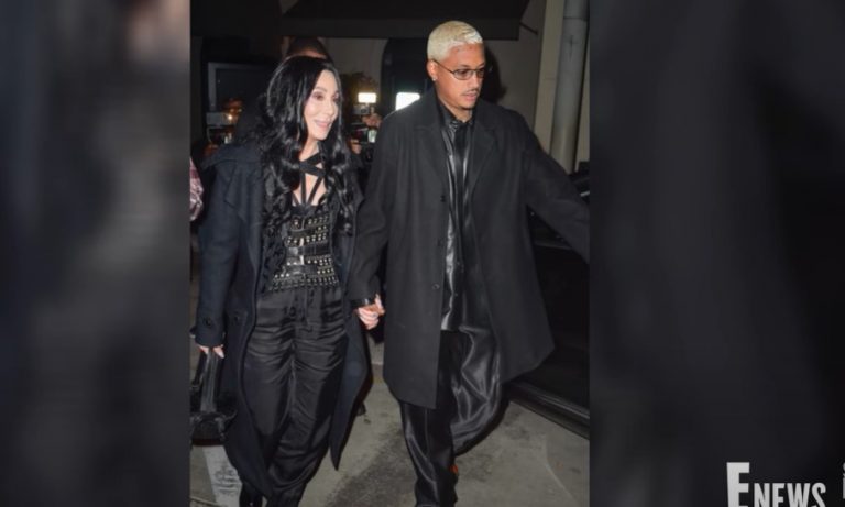 Η Σερ, 76 ετών, κυκλοφορεί χέρι-χέρι με τον Αλεξάντερ «ΑΕ» Έντουαρντς, 36 ετών