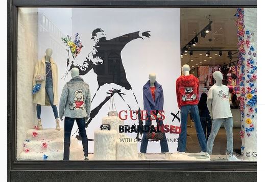 Ο Banksy λέει στους κλέφτες καταστημάτων να κλέψουν από την Guess – «Όπως έκλεψαν αυτοί το έργο μου…»