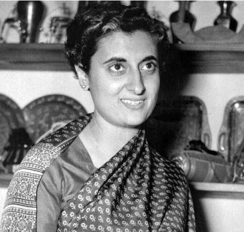 Ίντιρα Γκάντι: Η σιδηρά κυρία της Ινδίας που δολοφονήθηκε βάναυσα με αμέτρητες σφαίρες από τους σωματοφύλακες της