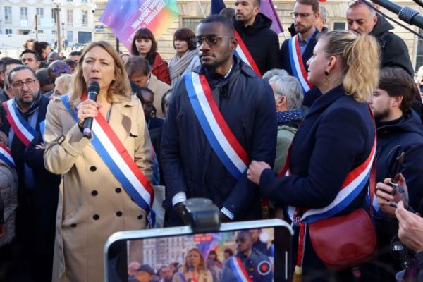 Γαλλία: Δεκαπενθήμερη αποβολή από τη Βουλή στον ακροδεξιό βουλευτή για το ρατσιστικό «Γυρίστε πίσω στην Αφρική»