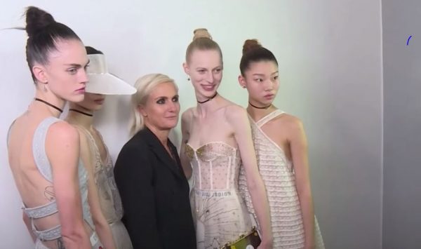 Πώς η μόδα έχασε την αγάπη της για τις καμπύλες ξανά: «Νιώθω ότι η πρόοδος αντιστρέφεται»