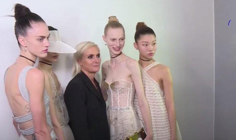 Πώς η μόδα έχασε την αγάπη της για τις καμπύλες ξανά: «Νιώθω ότι η πρόοδος αντιστρέφεται»