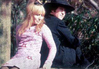 Όταν η πρώτη σύζυγος του Τζον Λένον βρήκε τη Γιόκο Όνο με το μπουρνούζι