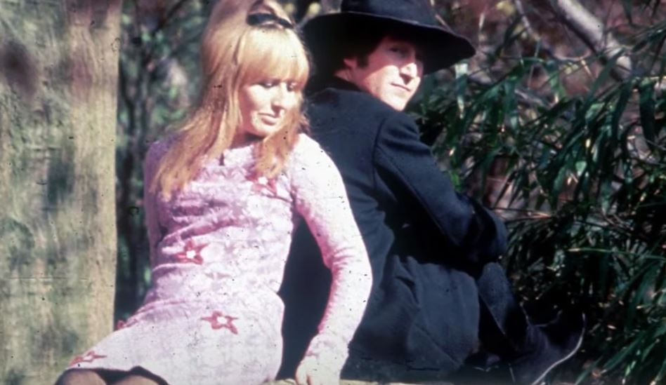 Όταν η πρώτη σύζυγος του Τζον Λένον βρήκε τη Γιόκο Όνο με το μπουρνούζι