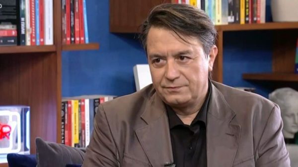 Έξαλλος ο Γιάννης Κότσιρας: Έχω πει την «άμμο της θάλασσας» κι ασχολούνται με τις τρίχες μου