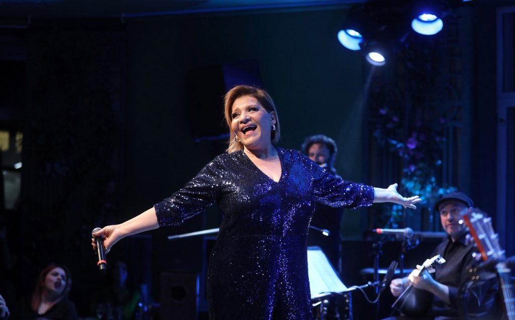 Γιώτα Νέγκα: Ποιοι επώνυμοι φίλοι της βρέθηκαν στην πρεμιέρα της στο Θέατρο Άλσος