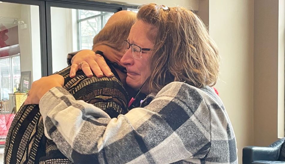 Μαμά δακρύζει καθώς αγκαλιάζει τον άνθρωπο που σώθηκε με την καρδιά της αδικοχαμένης κόρης της