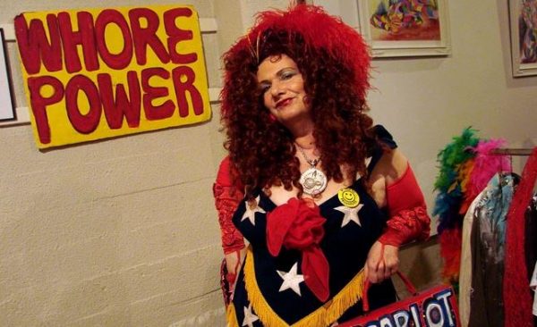 Κάρολ Λι, η θρυλική πρωτοπόρος ακτιβίστρια που επινόησε τον όρο «σεξεργασία»